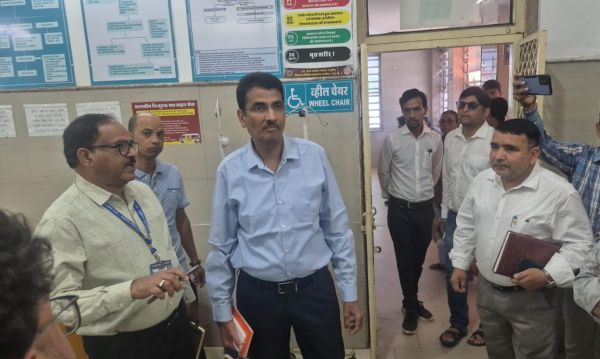 दमोहः कलेक्टर ने किया जिला अस्पताल का औचक निरीक्षण, अव्यवस्थाओं पर जताई नाराजगी