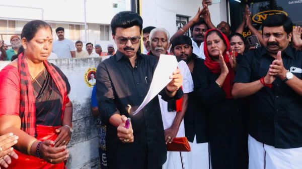 स्टालिन ने परिसीमन विधेयक की प्रतियां जलाईं