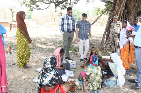 बलरामपुर : कुसमी के सुदूर वनांचल में कलेक्टर-एसपी का दौरा, विकास और सुरक्षा व्यवस्थाओं की जमीनी पड़ताल
