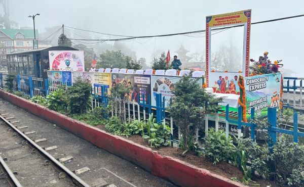 दार्जिलिंग रेलवे स्टेशन पर मेगा एसवीईईपी कार्यक्रम में वाेट के महत्व को किया उजागर