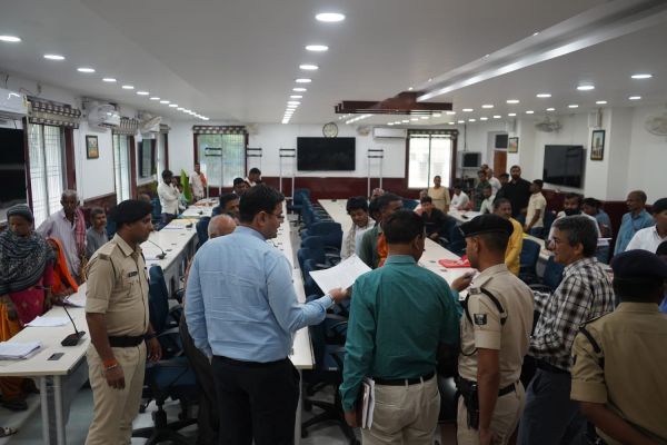 डीएम के जनता दरबार में 82 फरियादियों की सुनी गई फरियाद