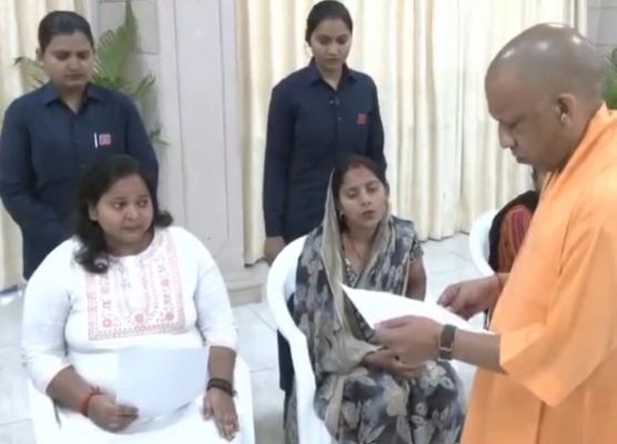 मुख्यमंत्री योगी ने जनता दर्शन में लोगों की समस्याओं को सुन समाधान के दिए निर्देश