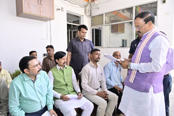 उप मुख्यमंत्री केशव प्रसाद मौर्य ने जनता दर्शन में फरियादियों से संवाद कर सुनीं समस्याएं