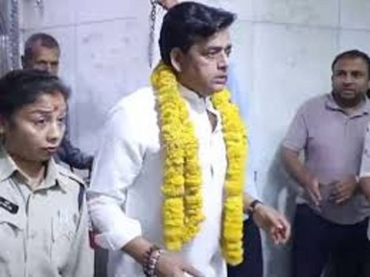 बाबा महाकाल की शरण में पहुंचे सांसद-एक्टर रवि किशन, भस्म आरती के बाद किए दर्शन