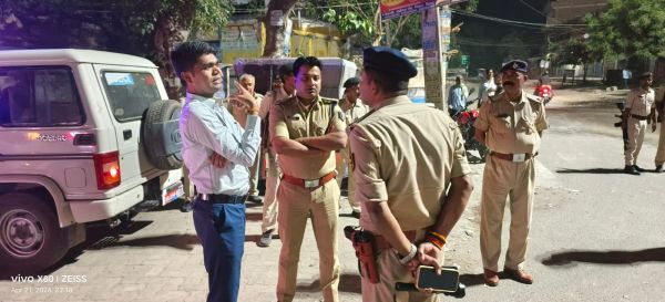 सीवान में देर रात सख्त पुलिसिंग, डीएम-एसपी खुद उतरे सड़क पर
