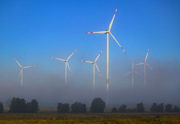 भारत ने वित्त वर्ष 2026 में पवन ऊर्जा क्षमता में रिकॉर्ड 6.1 गीगावाट की वृद्धि दर्ज की, 2030 तक 100 गीगावाट का लक्ष्य रखा है।