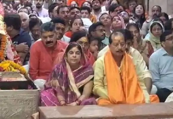 बिहार के पूर्व उप मुख्यमंत्री सिन्हा ने सपत्नीक किए महाकाल के दर्शन, भस्म आरती में भी हुए शामिल