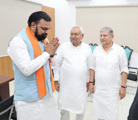 मुख्यमंत्री सम्राट चौधरी ने नीतीश कुमार से की मुलाकात