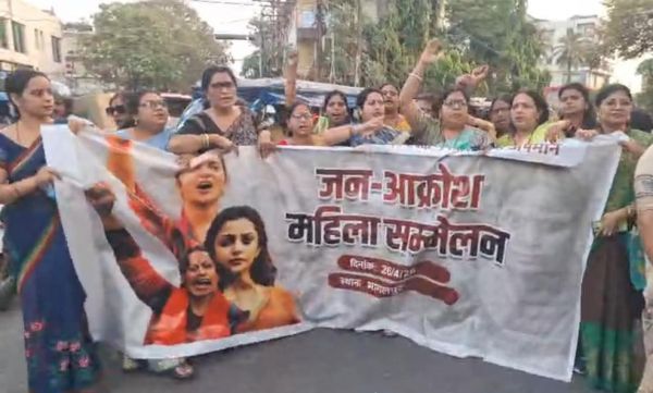 नारी सम्मान के मुद्दे पर सड़कों पर उतरीं एनडीए की महिला कार्यकर्ता