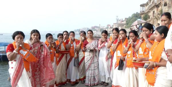 पीएम मोदी के वाराणसी दौरे को लेकर लोगों में उत्साह, बंगाली महिलाओं ने घाट पर किया शंखनाद