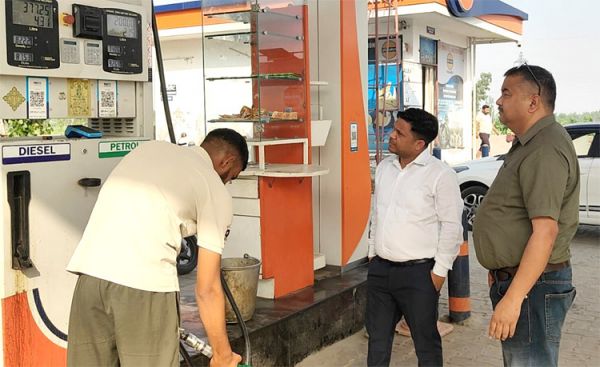 पेट्रोल पंपों पर खाद्य आपूर्ति विभाग की छापेमारी, कई खामियाँ मिलीं