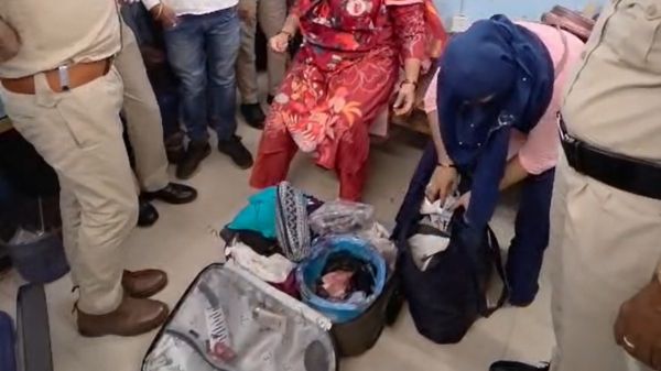 छत्तीसगढ़ की बिलासपुर पुलिस ने मां-बेटी को सूटकेस में गौमांस के साथ किया गिरफ्तार