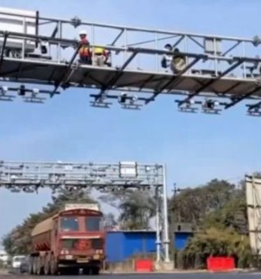 गुजरात के सूरत में देश का पहला &lsquo;बैरियरलेस&rsquo; टोल प्लाजा शुरू