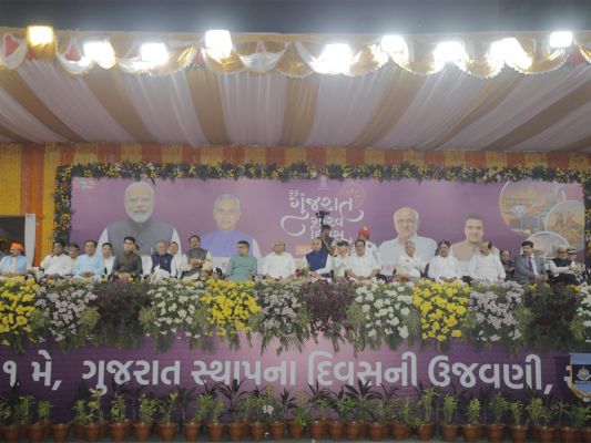सूरत में परेड, झांकियों और सांस्कृतिक प्रस्तुतियों के साथ 'गुजरात गौरव दिवस' मनाया गया।