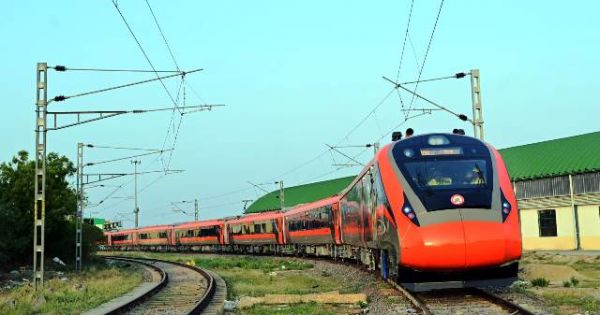 आरेडिका रायबरेली में बना पहले वंदे भारत ट्रेनसेट डायनेमिक टेस्टिंग के लिए रवाना