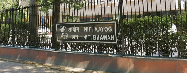 सरकार ने नीति आयोग में दो पूर्णकालिक सदस्यों की नियुक्ति की।