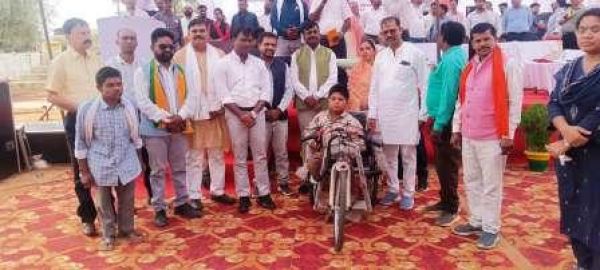 मोटराइज्ड ट्राई साइकिल मिलते ही 14 वर्षीय दिव्यांग बालक के चेहरे पर खिली मुस्कान