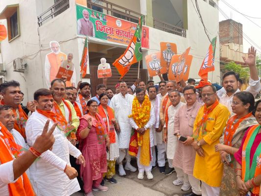 मीरजापुर : तीन राज्यों में जीत पर भाजपा कार्यकर्ताओं में खुशी की लहर, मिष्ठान बांटकर मनाया जश्न