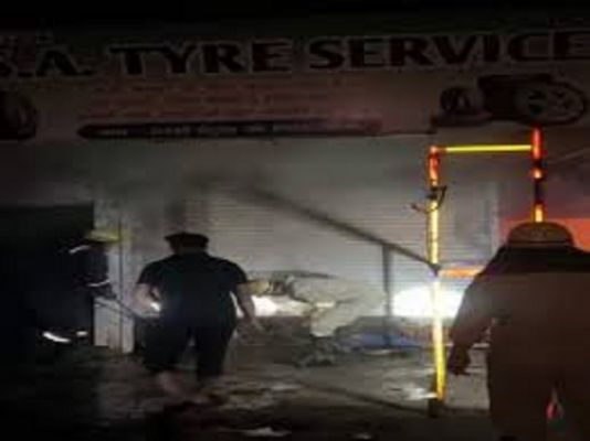 देवास नाका में भीषण आग, तड़के 3 दुकानें जलकर खाक, लाखों का नुकसान