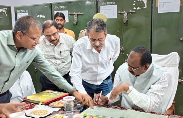 फिरोजाबाद के नवागत जिलाधिकारी ने संभाला कार्यभार, बताई शासन की प्राथमिकताएं