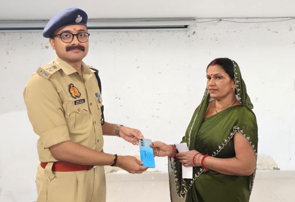 देवरिया में सर्विलांस सेल ने 50 लाख के 251 गुम मोबाइल बरामद कर मालिकों को लौटाए