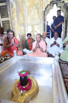 मुख्यमंत्री योगी आदित्यनाथ ने बाबा कालभैरव और श्री काशी विश्वनाथ मंदिर में किया दर्शन पूजन