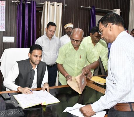 देवरिया में नवागत डीएम मधुसूदन हुल्गी ने संभाला कार्यभार, योजनाओं के प्रभावी क्रियान्वयन पर दिया जोर