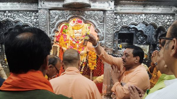 मुख्यमंत्री योगी आदित्यनाथ पहुंचे वाराणसी, कालभैरव मंदिर में लगाई हाजिरी