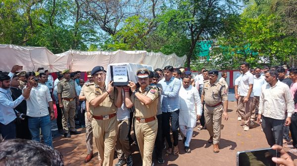 सड़क हादसे में जान गवाने वाले पुलिसकर्मियों के शव पहुंचे जालौन, एडीजी की मौजूदगी में राजकीय सम्मान के साथ वीर सपूतों को दी गई अंतिम विदाई
