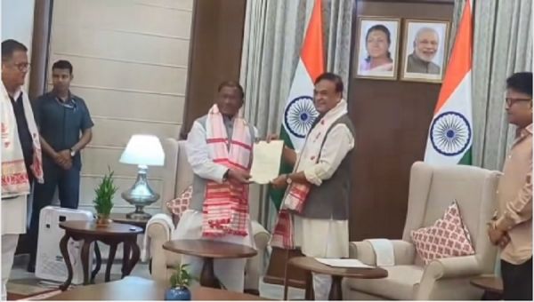 असम के मुख्यमंत्री ने राज्यपाल को सौंपा इस्तीफा
