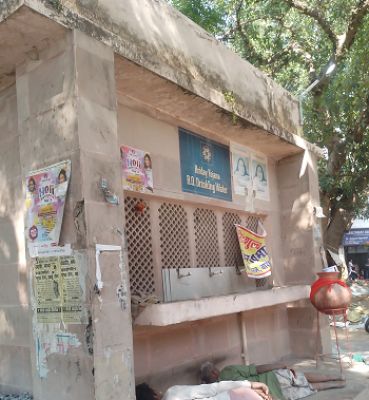 वाराणसी में मात्र कलाकृति बनकर रह गई हृदय योजना के अंतर्गत बनी जनता प्याऊ की बिल्डिंग