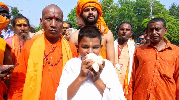 कोलकाता के ब्रिगेड परेड ग्राउंड में शंखनाद से गूंजा माहौल, साधु-संत बोले- &lsquo;बंगाल में आया राम राज्य&rsquo;