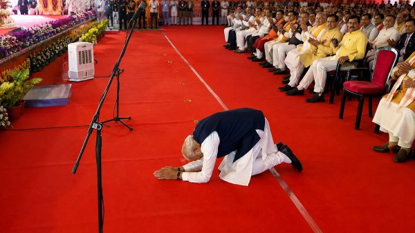 जनशक्ति को नमन: पीएम मोदी ने शपथ ग्रहण मंच से साष्टांग प्रणाम कर आभार जताया