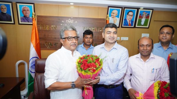 बिहार के सूचना एवं प्रौद्योगिकी मंत्री नीतीश मिश्रा ने ग्रहण किया पदभार
