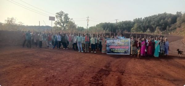 गुवा सेल खदान में रोजगार को लेकर अनिश्चितकालीन चक्का जाम