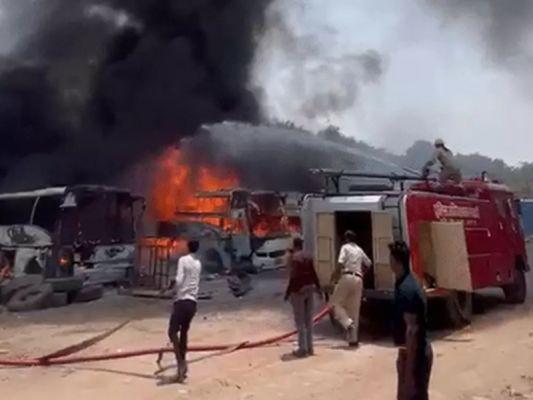 इंदौर में पार्किंग में वेल्डिंग के दौरान लगी आग, पांच बसें जलकर खाक, धमाकों से दहला इलाका