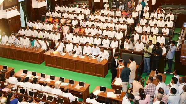 तमिलनाडु विधानसभा सत्र : मुख्यमंत्री विजय के अंदाज, सत्ता-विपक्ष की नई तस्वीर और अन्नाद्रमुक की अंदरूनी कलह बनी चर्चा का केंद्र