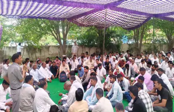 नारनौल में कर्मचारियों ने किया प्रदर्शन, मुख्यमंत्री के नाम सौंपा ज्ञापन