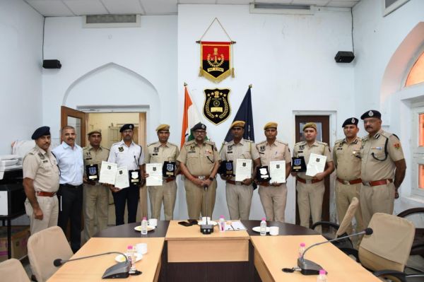 उत्कृष्ट कार्य करने वाले छह जांबाजों को मिला कांस्टेबल ऑफ द मंथ का अवार्ड