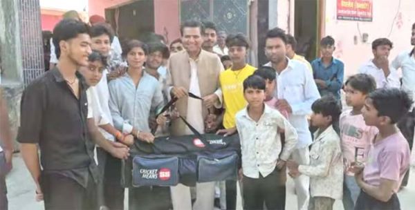 खेलो इंडिया अभियान से प्रेरित होकर भाजपा नेता ने युवाओं को वितरित की क्रिकेट किट