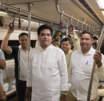 दिल्ली सरकार के मंत्री भी पेट्रोल बचाएंगे, कपिल मिश्रा ने किया मेट्रो से सफर
