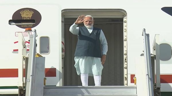 पीएम मोदी यूएई रवाना, राष्ट्रपति शेख मोहम्मद बिन जायद से होगी अहम मुलाकात