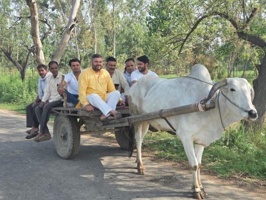 प्रधानमंत्री की अपील पर किसानों ने बैल बुग्गी से गांव-गांव जाकर की स्थापना दिवस में शामिल होने की अपील