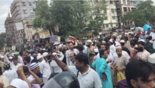 कोलकाता के राजा बाजार में सड़क पर जुमे की नमाज को लेकर हंगामा, पुलिस ने खाली करवाई सड़क