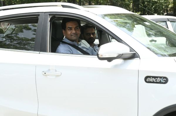 दिल्ली के मंत्री अपने कार्यक्रमों व दफ्तर साइकिल, ईवी कार और मेट्रो से पहुंचें