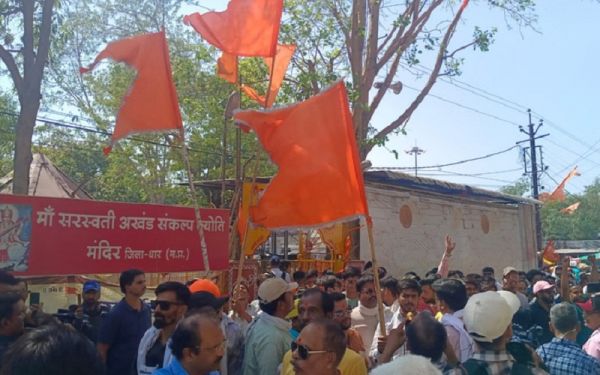 मप्र हाईकोर्ट के फैसले के बाद भोजशाला के बाहर जश्न का माहौल, मंत्री विजयवर्गीय बोले- यह इतिहास का स्वर्णिम क्षण