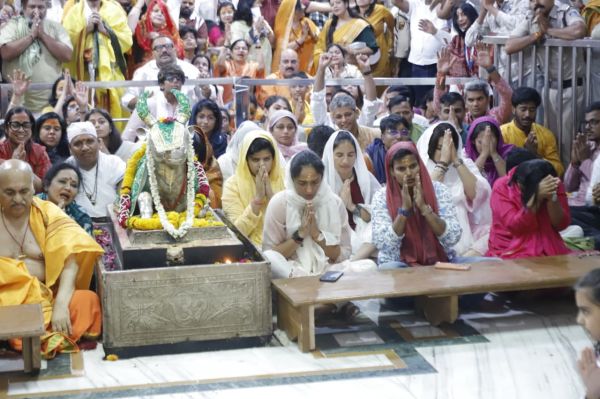 भारतीय महिला क्रिकेट टीम की खिलाड़ी एवं कोचिंग स्टाफ ने किए महाकाल दर्शन