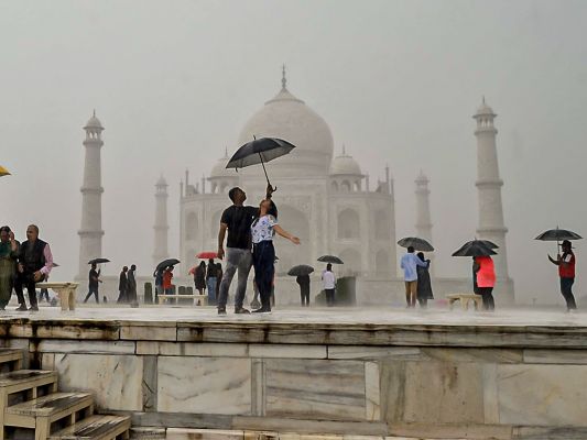 ताजमहल के मुख्य मकबरे तक जाने वाली सीढ़ियों को ठीक करने का कार्य शुरू