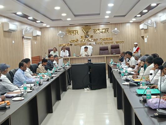 आंतरिक संसाधन की प्रमंडलीय आयुक्त ने की समीक्षा