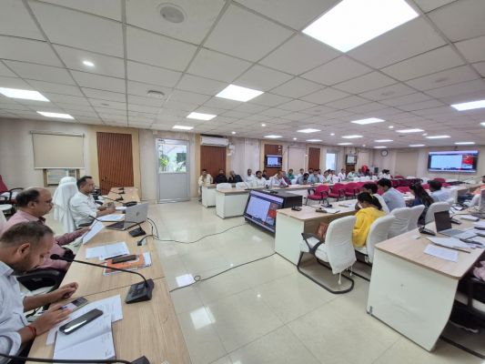 खाद्यान्न उठाव एवं वितरण को लेकर जिलाधिकारी ने की समीक्षा बैठक